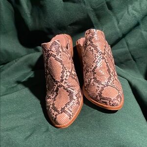 CHINESE LAUNDRY Women's Snakeskin Heeled mules shoes